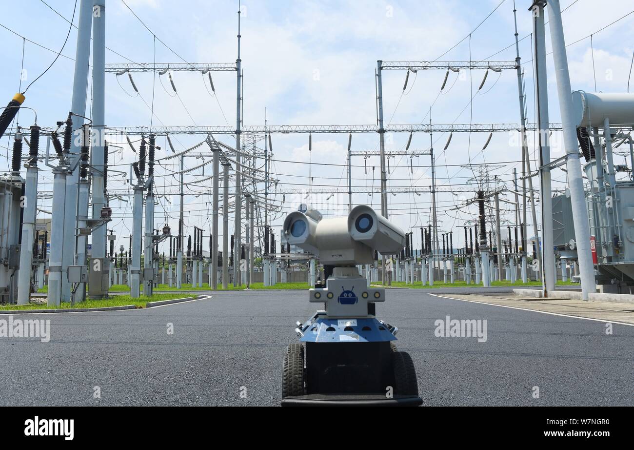 Un robot est représenté comme il est utilisé pour aider les travailleurs chinois vérifier la sous-station au cours des jours torrides à un poste de transformation électrique à Chuzhou Banque D'Images