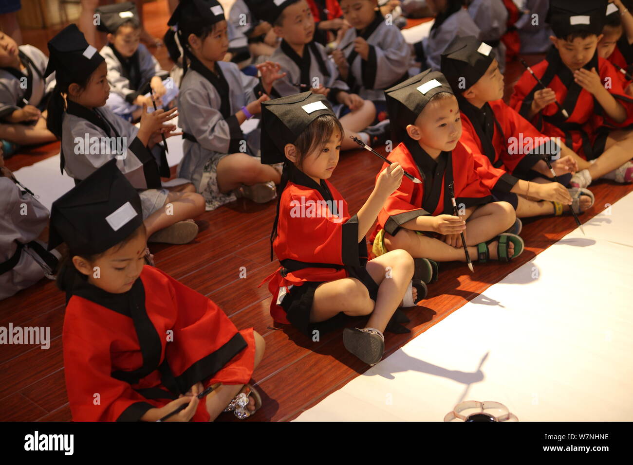 Les élèves apprennent à écrire le caractère chinois "REN", qui signifie "humain" en anglais, à la première cérémonie d'écriture dans la ville de Binzhou, East China's Beijing Banque D'Images