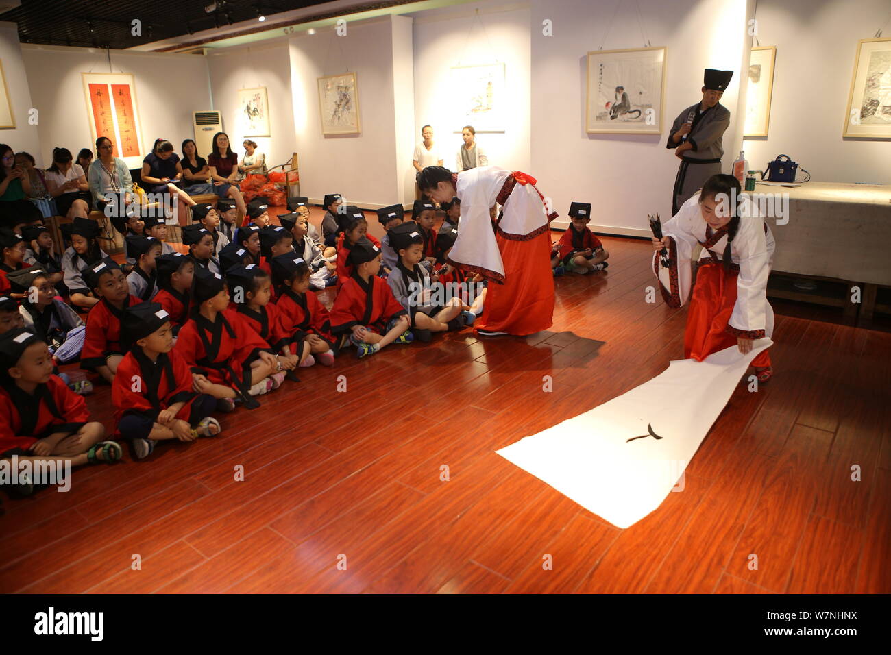 Les élèves apprennent à écrire le caractère chinois "REN", qui signifie "humain" en anglais, à la première cérémonie d'écriture dans la ville de Binzhou, East China's Beijing Banque D'Images