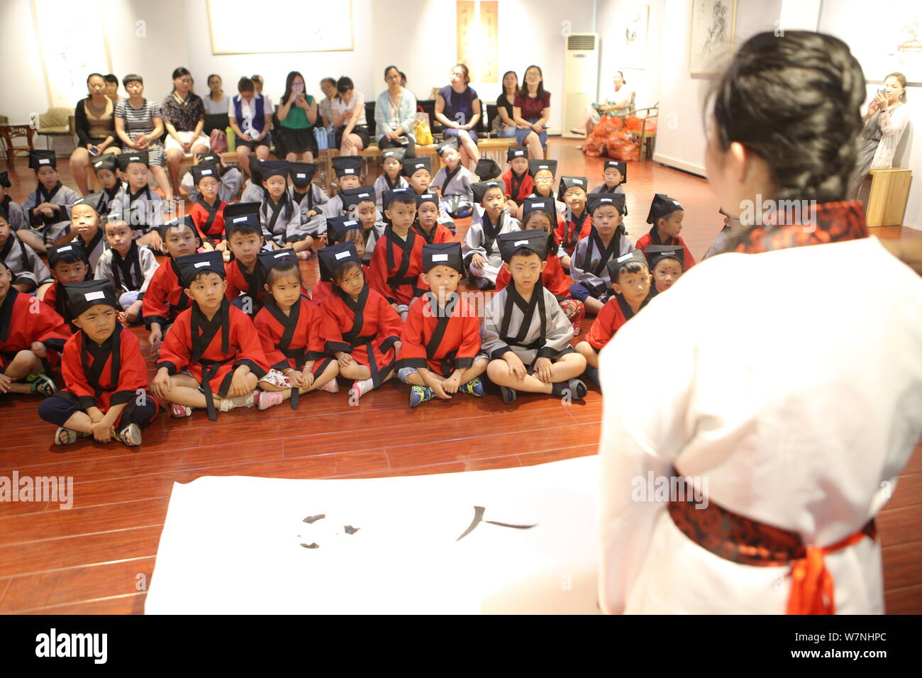 Les élèves apprennent à écrire le caractère chinois "REN", qui signifie "humain" en anglais, à la première cérémonie d'écriture dans la ville de Binzhou, East China's Beijing Banque D'Images