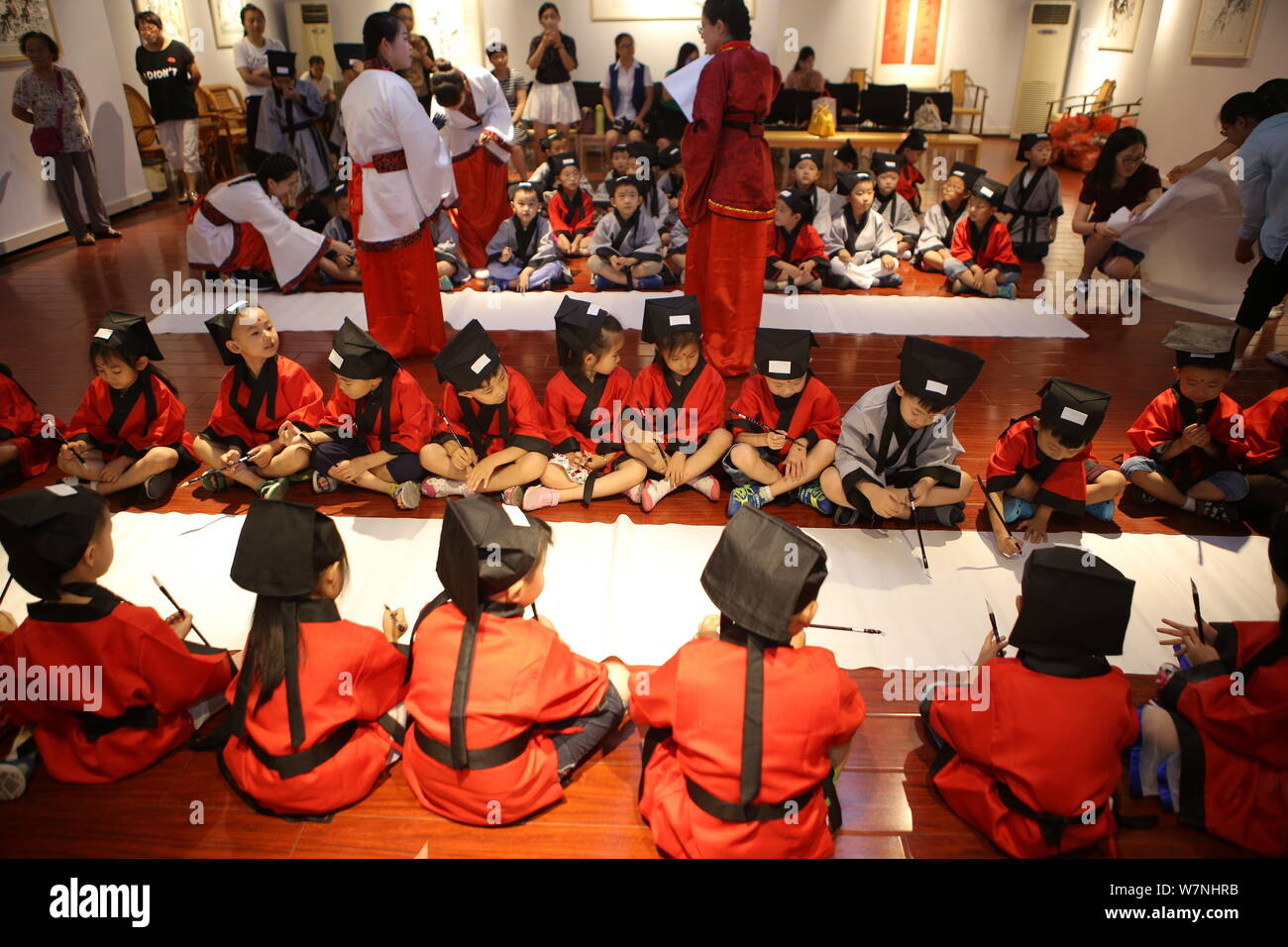 Les élèves apprennent à écrire le caractère chinois "REN", qui signifie "humain" en anglais, à la première cérémonie d'écriture dans la ville de Binzhou, East China's Beijing Banque D'Images