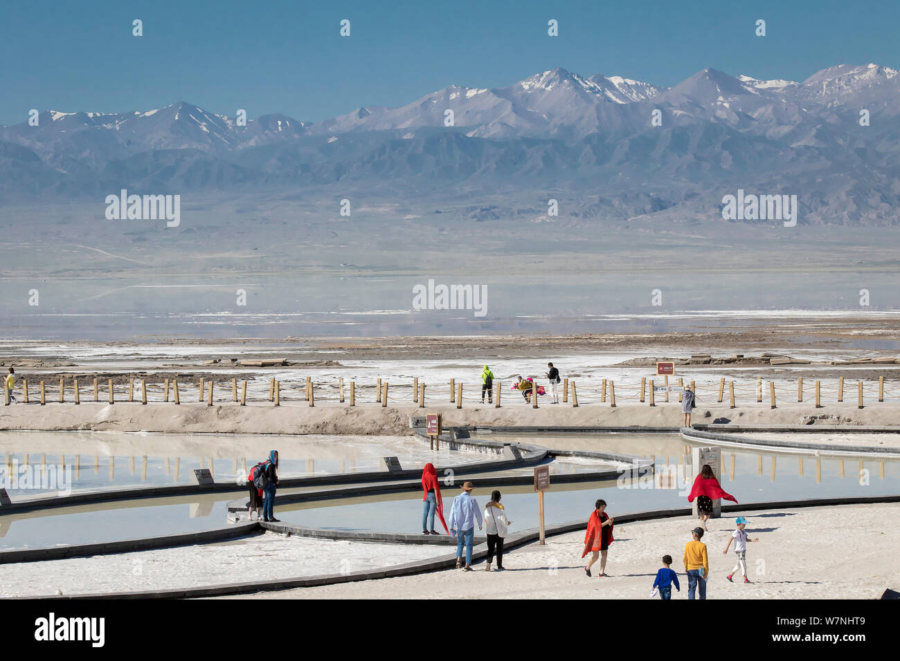 Les touristes sont représentés comme ils visitent le Chaka Salt Lake dans le comté de Ulan, Haixi préfecture autonome tibétaine et mongole, nord-ouest de la Chine Qinghai de prov Banque D'Images