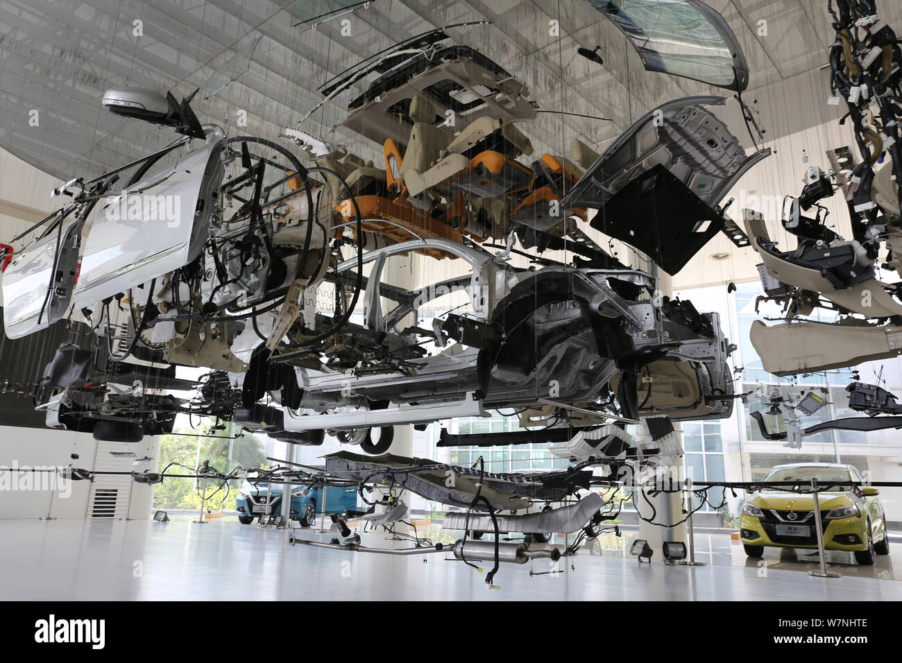 Une vue éclatée en trois dimensions d'une voiture Nissan Teana créé par l'artiste néerlandais Paul Veroude dans la ville de Guangzhou, province du Guangdong en Chine du Sud, 15 Banque D'Images