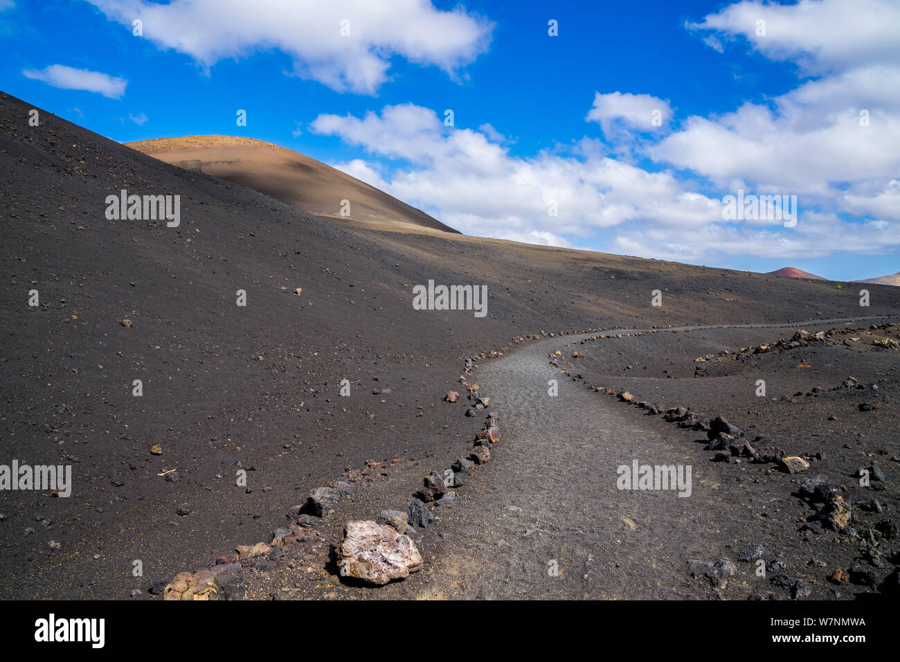 L'Espagne, Lanzarote, Belle piste de marche aux côtés de volcan el Cuervo en zone timanfaya Banque D'Images