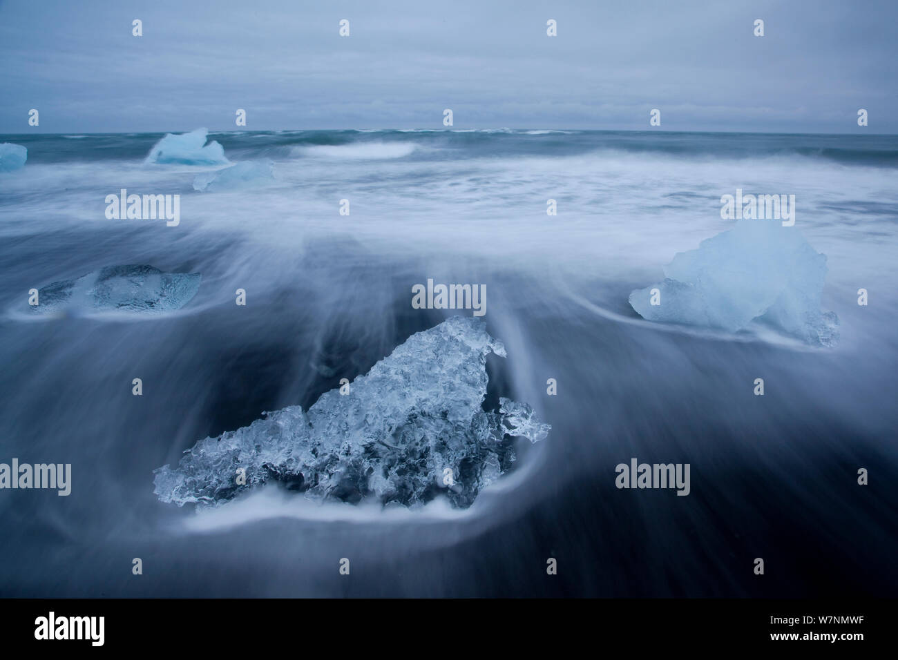 Les icebergs sur la plage de sable noir à Jokulsarlon, le sud de l'Islande, juin 2012 Banque D'Images