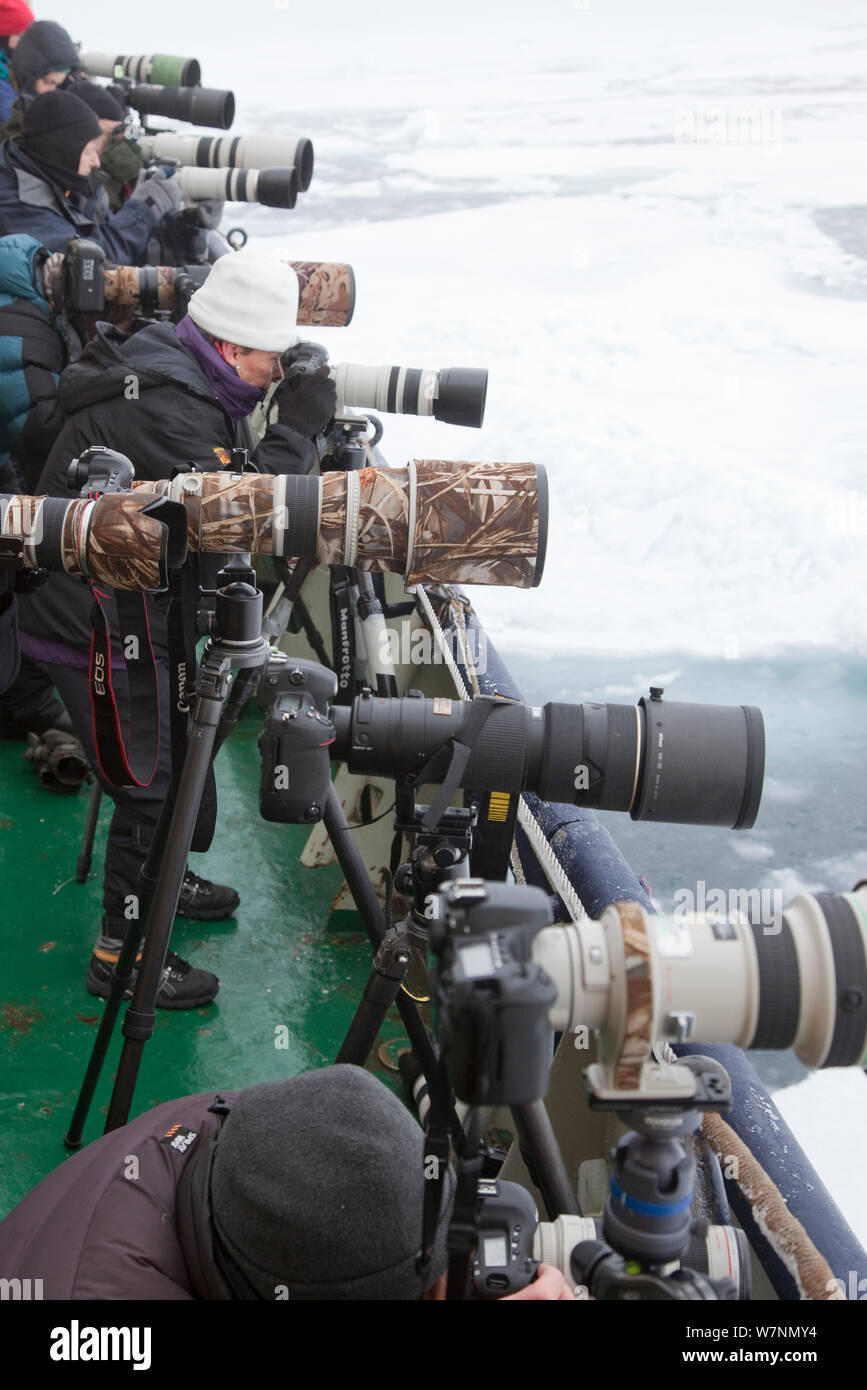 Rangée de caméras sur le pont du navire prêt à photographier l'ours polaire, Svalbard, Norvège, septembre 2009 Banque D'Images