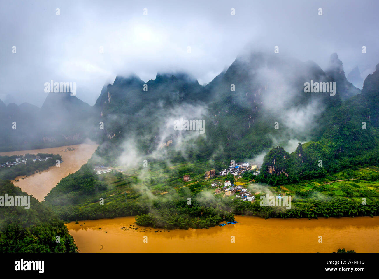 Vue aérienne de la rivière Lijiang inondées (ou Li River) en marche à travers les montagnes dans le comté de Yangshuo, Gulin city, Chine du sud est autonome Zhuang du Guangxi Banque D'Images
