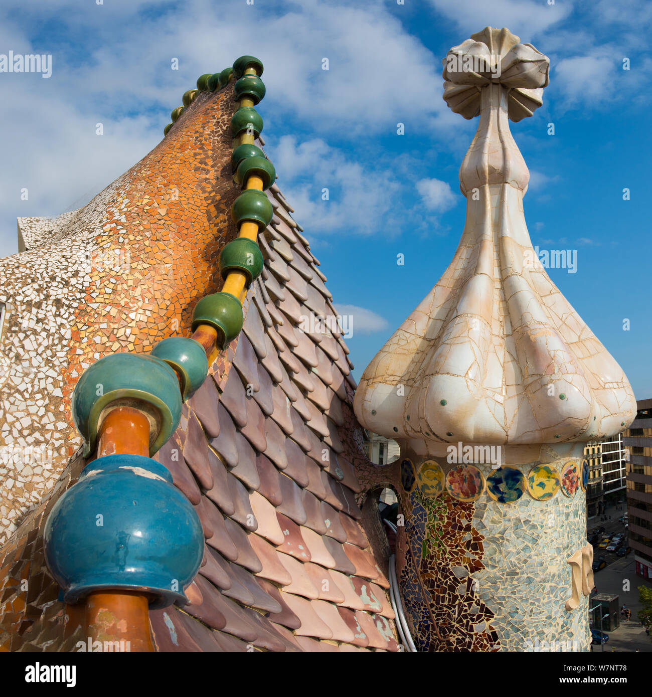 Vue du célèbre toit de la Casa Batlló conçu par Antoni Gaudi, Barcelone, Espagne montrant des écailles de dragon et cheminée Banque D'Images