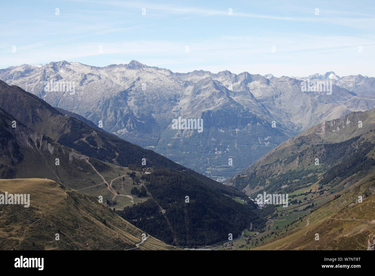 Vue depuis le Col du Tourmalet à l'ouest vers Bareges et Luz-St-Sauveur, Pyrénées, France, septembre 2010. Banque D'Images Vue depuis le Col du Tourmalet à l'ouest vers Bareges et Luz-St-Sauveur, Pyrénées, France, septembre 2010. Banque D'Images