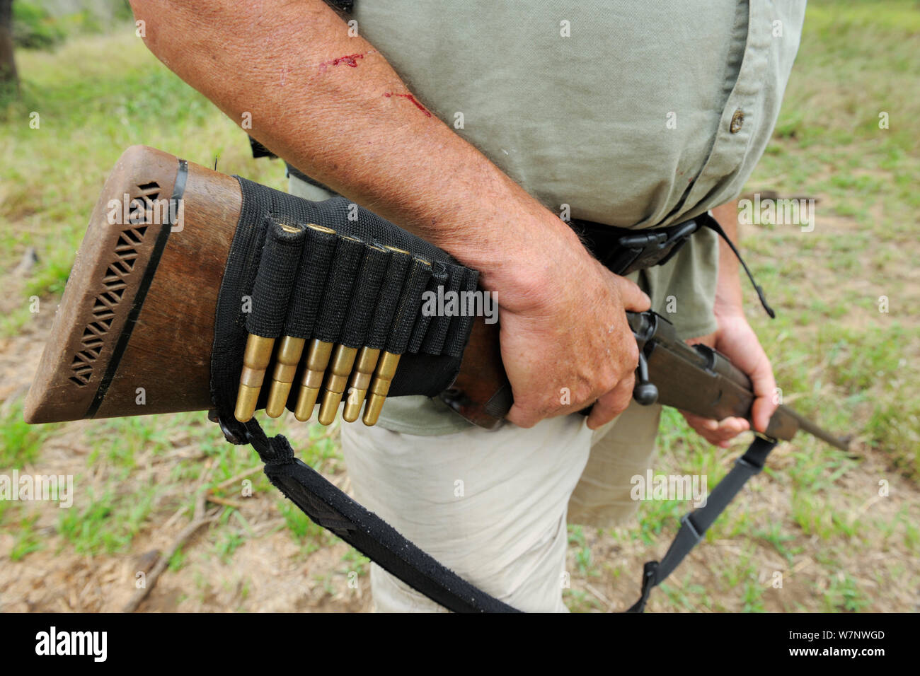 Carabine de Wilderness guide des sentiers Wayne Saunders, iMfolozi National Park, Afrique du Sud 2011 Banque D'Images