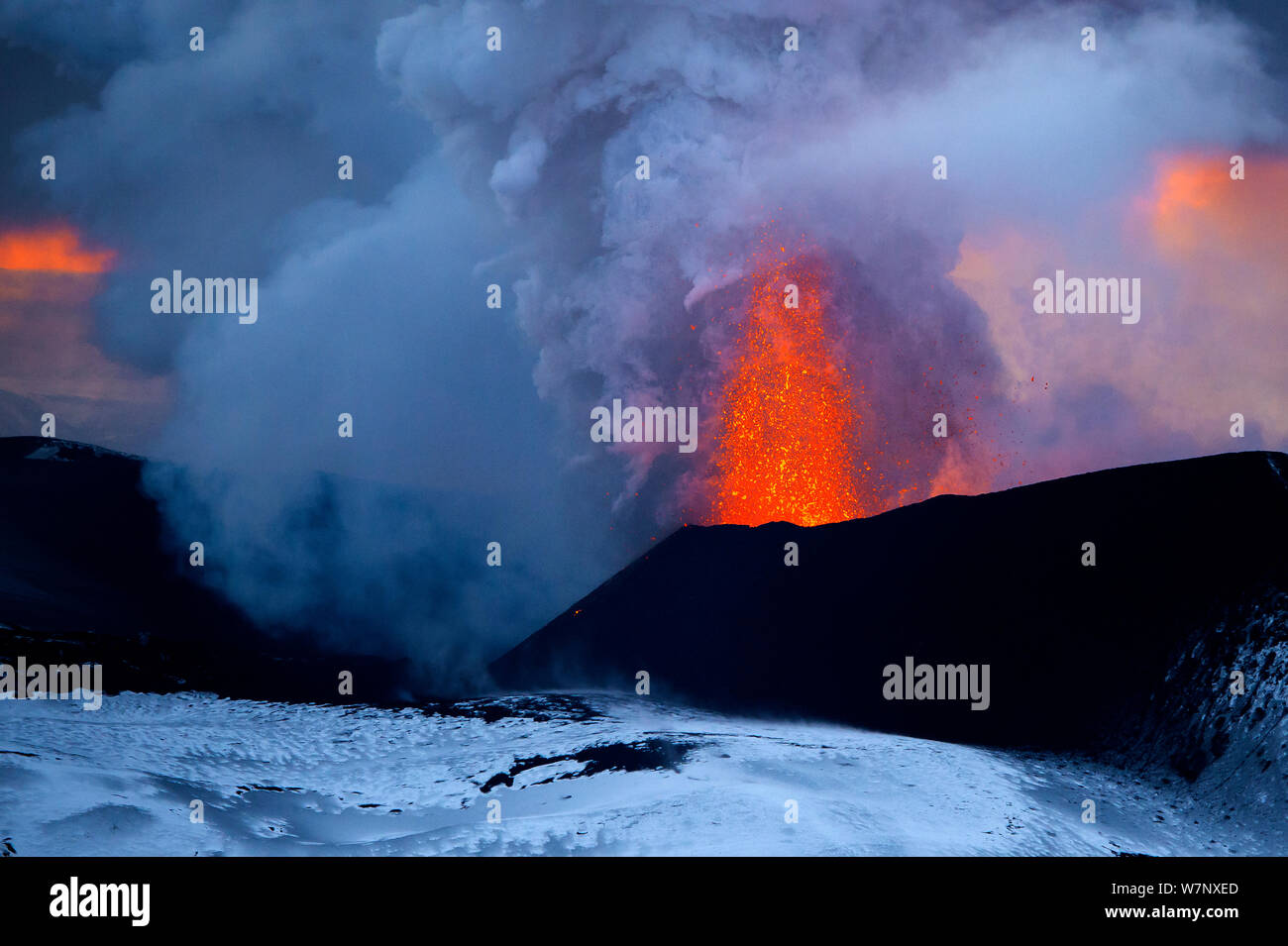 De lave et de cendres éruption de volcan Plosky Tolbachik, péninsule du Kamchatka, Russie, 15 Décembre 2012 Banque D'Images