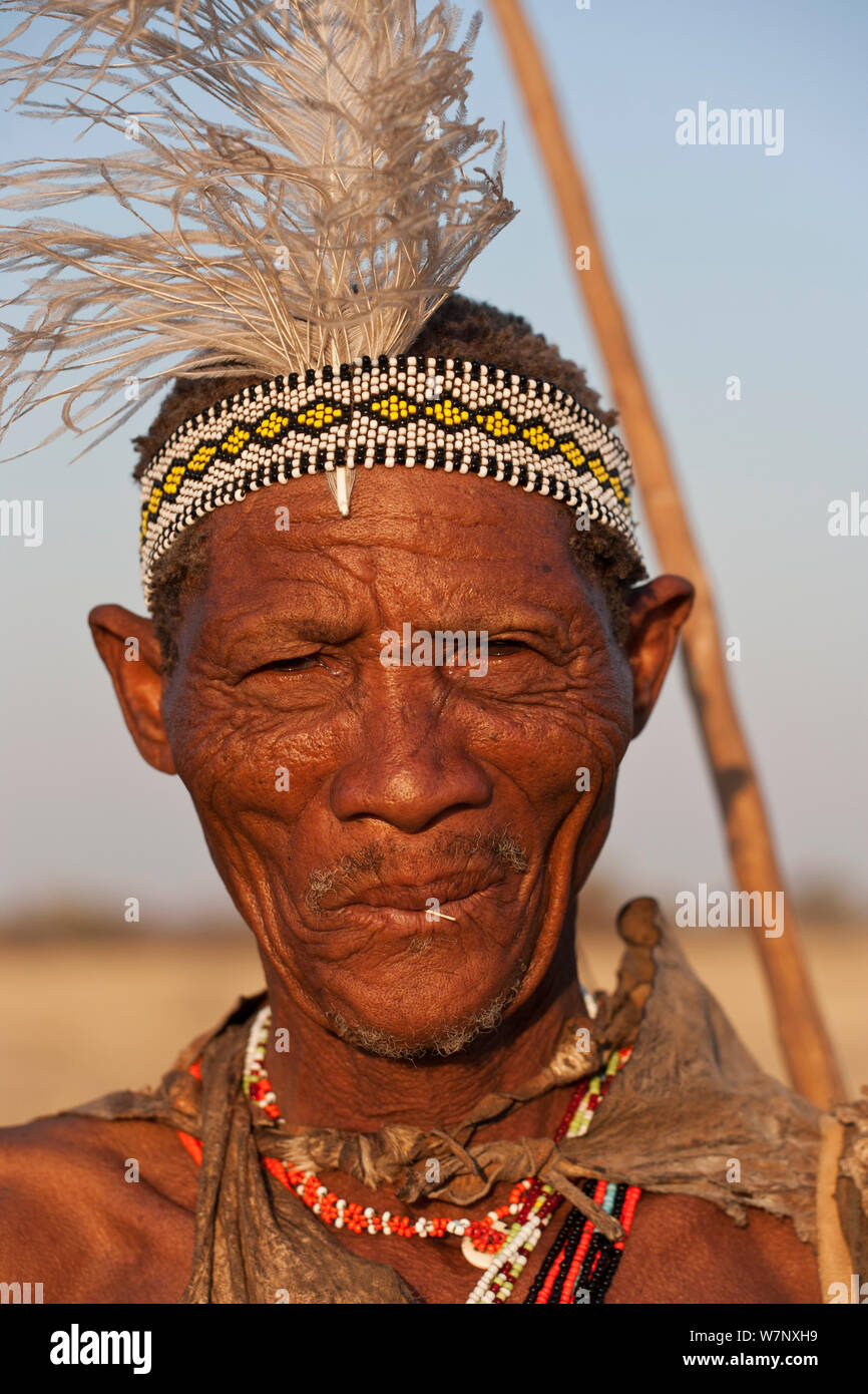Portrait d'un bushman de la communauté San, Makgadikgadi Salt Pans, District du nord-est du désert du Kalahari, Botswana, 2012 Banque D'Images