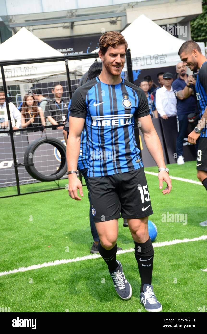 Cristian Ansaldi de l'Inter Milan football montre compétences au cours d'un évènement promotionnel pour Pirelli à Shanghai, Chine, le 22 juillet 2017. Banque D'Images