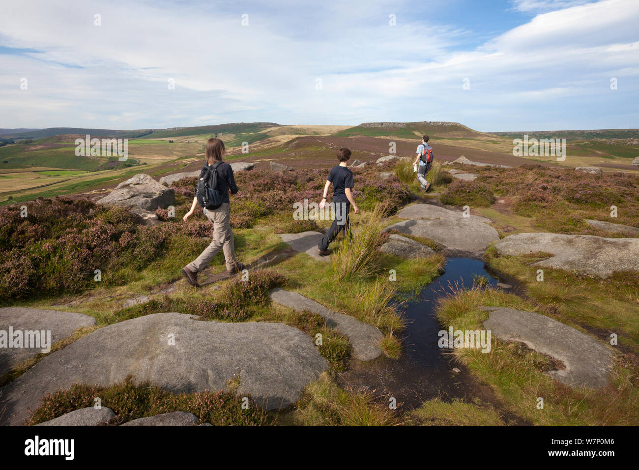 Les marcheurs sur plus Owler Tor, Peak District National Park, South Yorkshire, UK. Septembre 2012 Banque D'Images