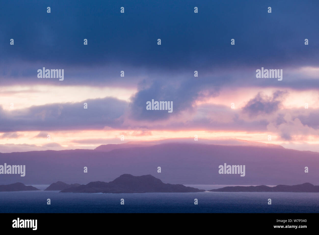 Lever du soleil sur l'île de Raasay, vu de l'île de Skye, Hébrides intérieures, Écosse, Royaume-Uni, octobre. Banque D'Images