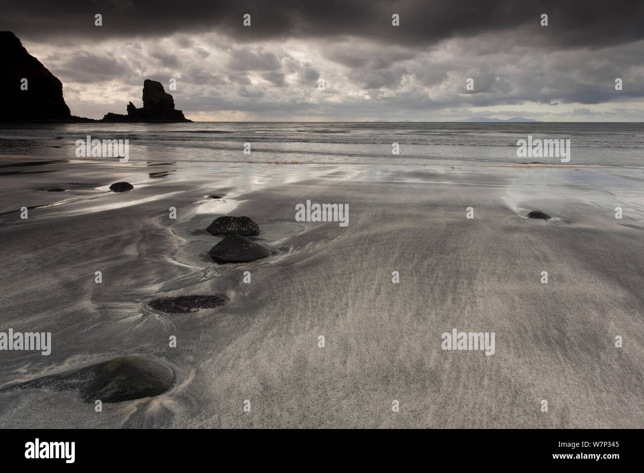 Vue sur la plage de Talisker, île de Skye, Hébrides intérieures, Écosse, Royaume-Uni, octobre 2012. Banque D'Images