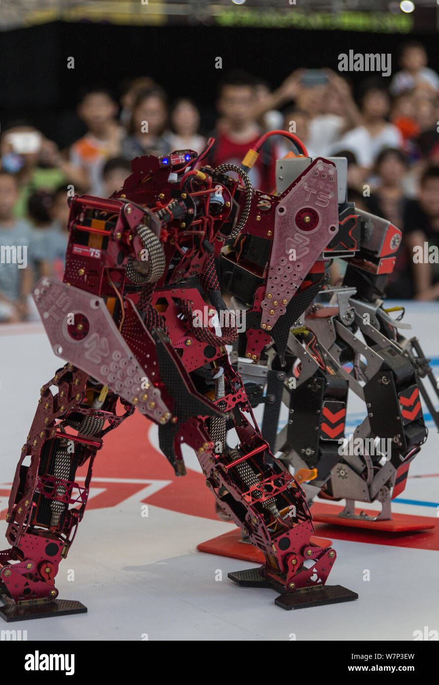 Robots prendre part à une bataille de robots lors de la Maker Faire Xi'an 2017 dans la ville de Xi'an, province du Shaanxi du nord-ouest de la Chine, 15 juillet 2017. Deux pieds rob Banque D'Images