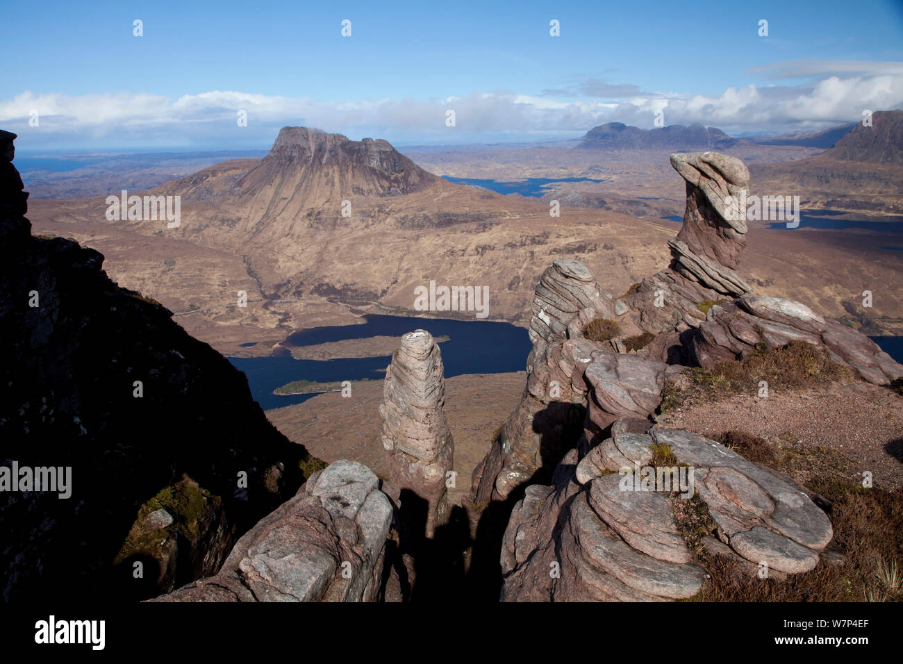 Vue de l'Sgorr vers Tuath Cul Beag, Cul Mor et Suilven, avec pinacles de grès dans l'avant-plan, Coigach, Écosse, Royaume-Uni, mars 2012. Le saviez-vous ? Plus de 80  % de tous les Marilyns (collines et montagnes au-dessus de 150m) sont en Ecosse. Banque D'Images