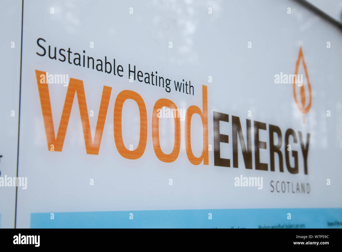 Signer pour la biomasse chauffage à l'aide de copeaux de bois pour produire de la chaleur. L'Écosse, Royaume-Uni, mai. Banque D'Images