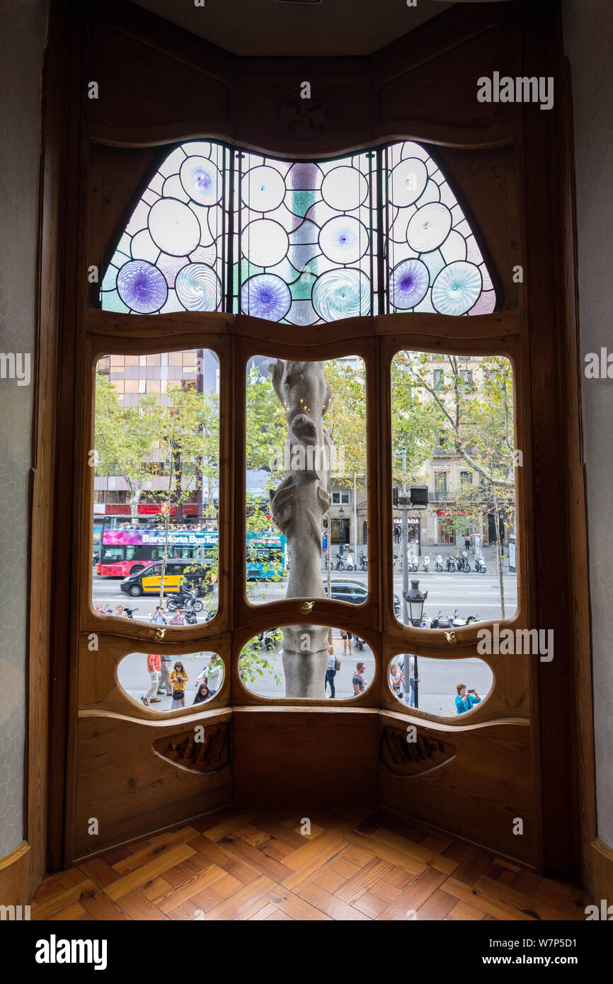 Dans la fenêtre de l'étage noble Casa Batllo conçu par Antoni Gaudi, Barcelone, Espagne montrant vue sur le Passeig de Gràcia Banque D'Images