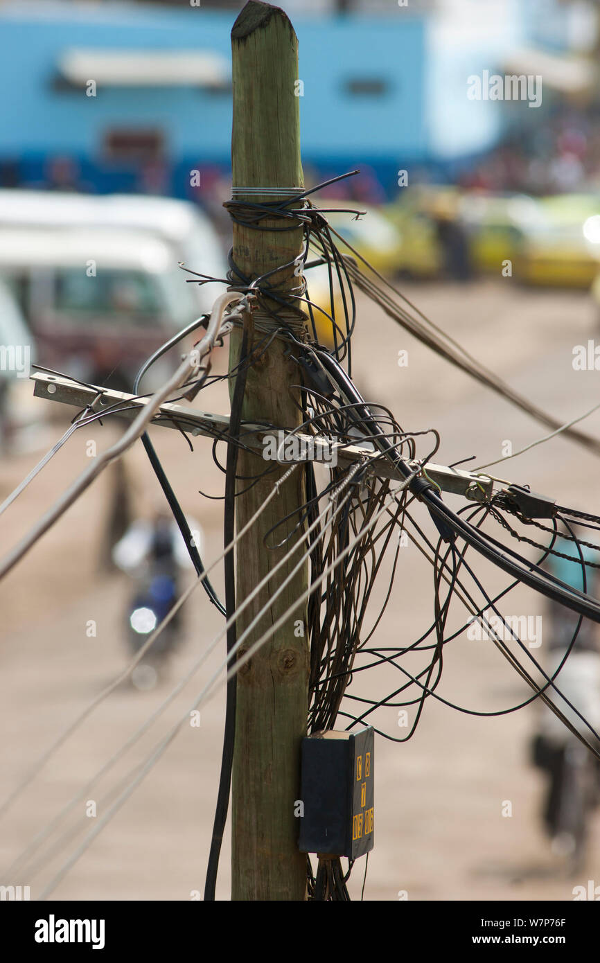 Les câbles téléphoniques et de la boîte de jonction sur le post, des signes de développement de l'infrastructure du tiers monde, Sao Tomé, République démocratique de Sao Tomé-et-Principe, le golfe de Guinée, l'Afrique Centrale 2009 Banque D'Images