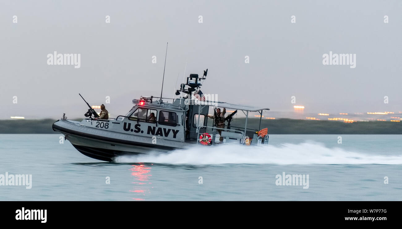 190731-N-DX868-1109 Golfe de Tadjourah (31 juillet 2019) marins de l'Escadron de rivière côtière (CRS) 1 conduite de l'Antiterrorisme (ATFP) de protection de la Force dans le golfe de Tadjourah. Le CRS-1 est l'avant-déployés avec Combined Task Group 68.6 au Camp Lemonnier, Djibouti. La Force est une rivière côtière marine base capacité qui fournit la sécurité, le port de port et de sécurité des biens de grande valeur, et l'opération de sécurité maritime dans les zones côtières et les eaux intérieures. (U.S. Photo par Marine Hospital Corpsman 1re classe Kenji Shiroma/libérés) Banque D'Images