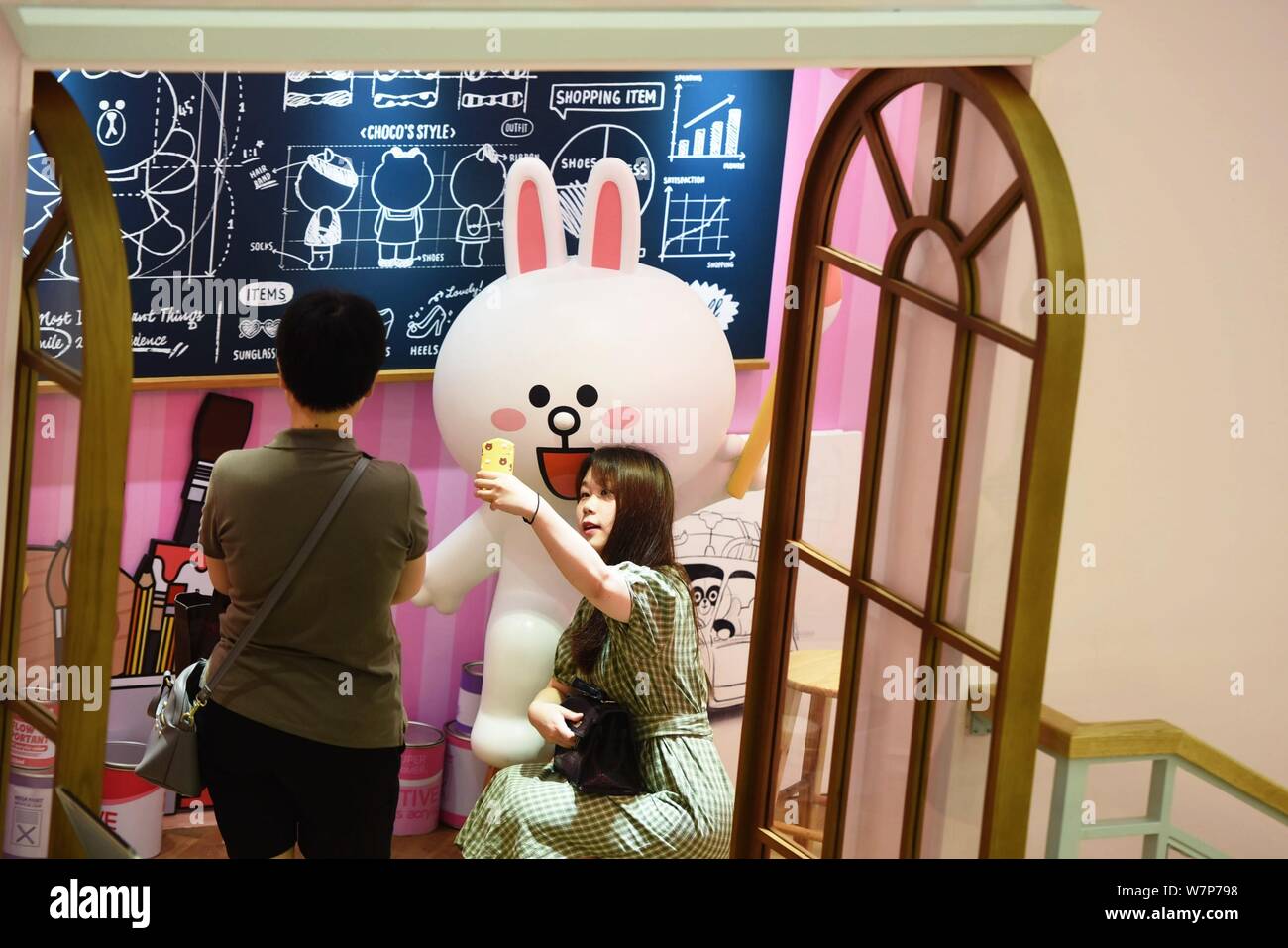 Un touriste pose pour une photo lors de l'exposition de 'la maison d'AMIS EN LIGNE Choco' dans la ville de Hangzhou, Zhejiang Province de Chine orientale, le 26 juin 2017. Le spectacle des ' Banque D'Images