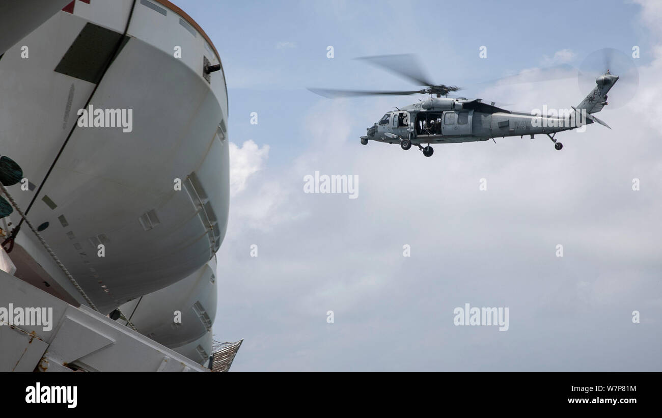 190805-A-ZB549-0061 Colon, Panama (5 août 2019) Un MH-60S Seahawk affecté à la "Dragon" les baleines de la mer de l'Escadron d'hélicoptères de combat (HSC) mouches 28 vers le navire-hôpital USNS Comfort (T-AH 20) pendant le vol trimestres. Le confort est travailler pour la santé et les partenaires gouvernementaux en Amérique centrale, Amérique du Sud, et les Caraïbes pour fournir des soins à bord et dans les sites médicaux, aide à relâcher la pression sur les systèmes médicaux mis à rude épreuve par l'augmentation de migrants vénézuélien. (U.S. Photo de l'armée par la CPS. Jacob Gleich) Banque D'Images