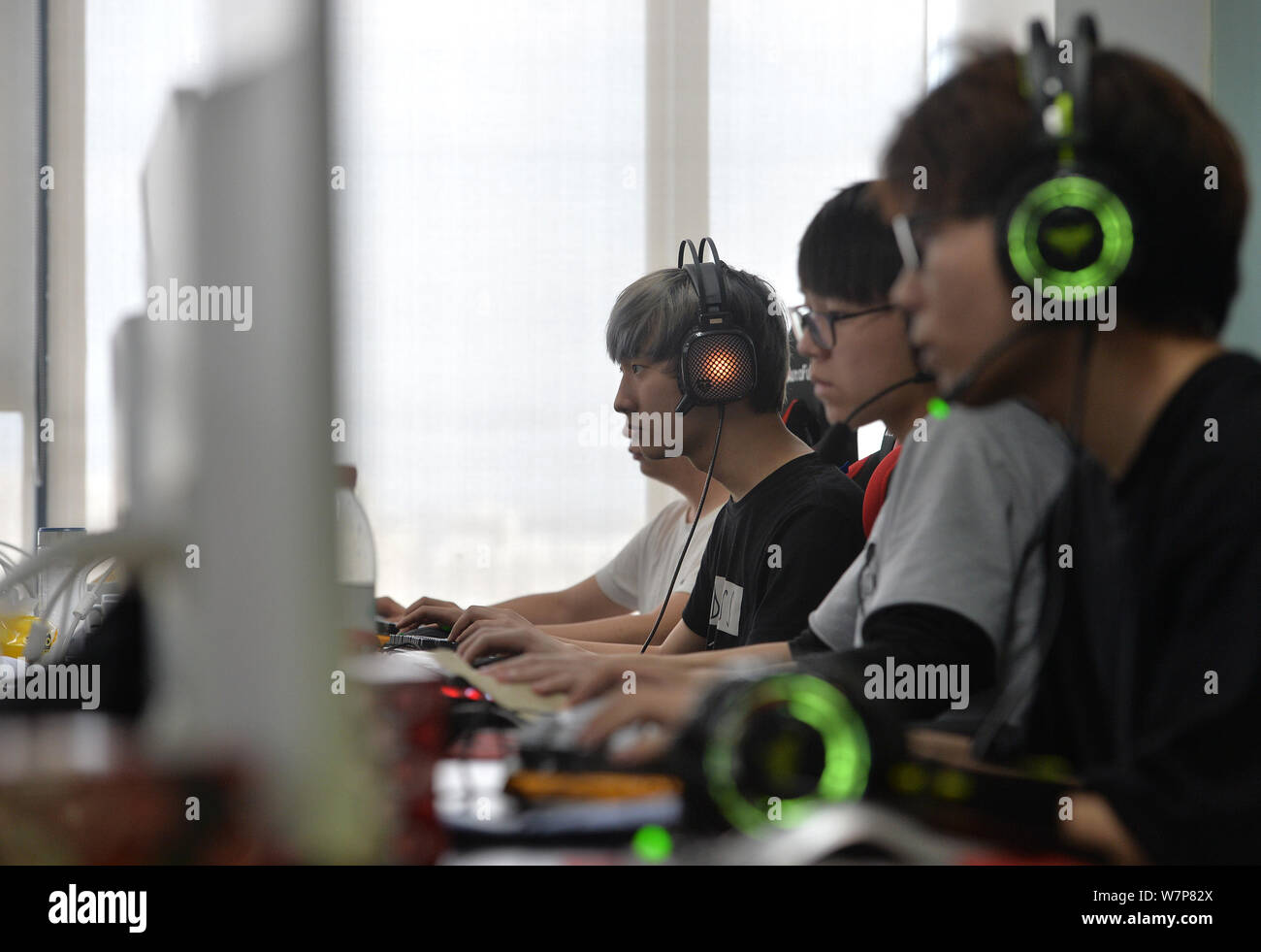 Les joueurs chinois participent à un e-sports séance de formation à l'occasion d'un immeuble de bureaux dans la ville de Chengdu, dans le sud-ouest de la province chinoise du Sichuan, le 6 juin 2017 Banque D'Images