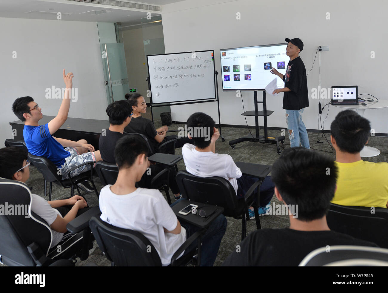 Les joueurs chinois participent à un e-sports séance de formation à l'occasion d'un immeuble de bureaux dans la ville de Chengdu, dans le sud-ouest de la province chinoise du Sichuan, le 6 juin 2017 Banque D'Images