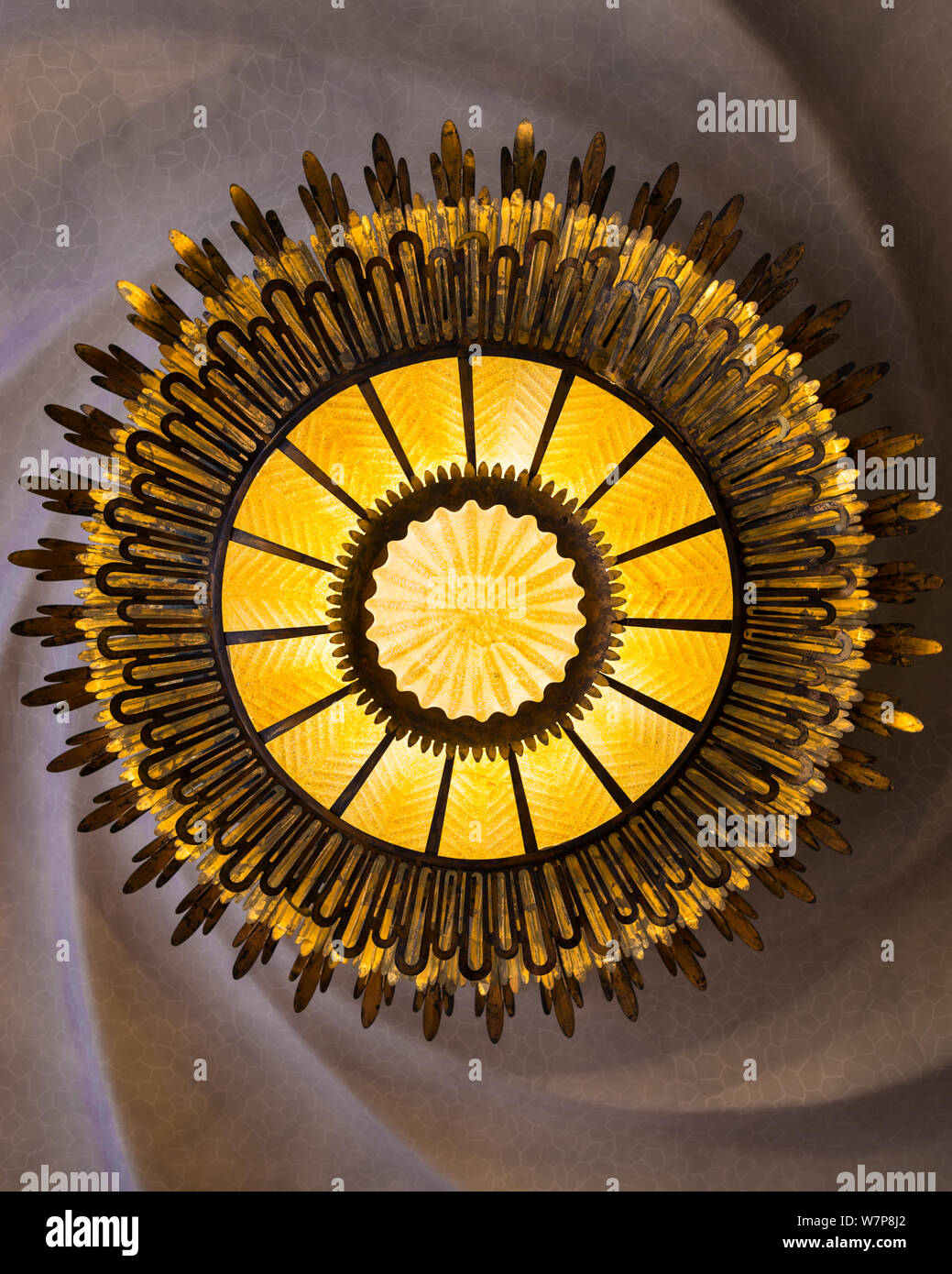 Tout droit tiré de lumière lustre dans la pièce principale sur l'étage noble de la Casa Batllo conçu par Antoni Gaudi, Barcelone, Espagne Banque D'Images