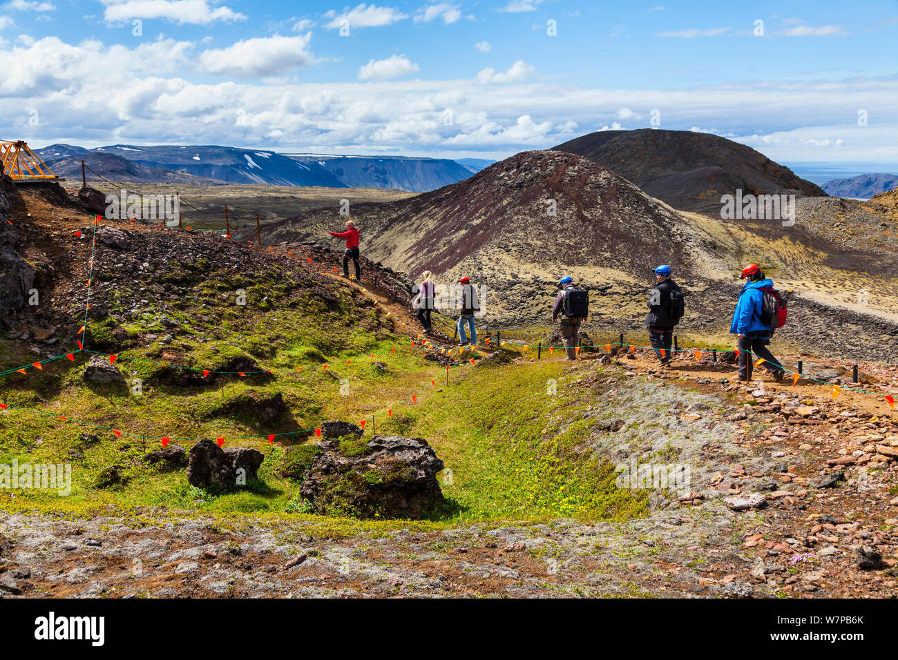 Les touristes en randonnée pour le Thrihnukagigur volcan, pour une visite de l'intérieur de ce volcan endormi maintenant, l'Islande, l'Europe, juin 2012 Banque D'Images
