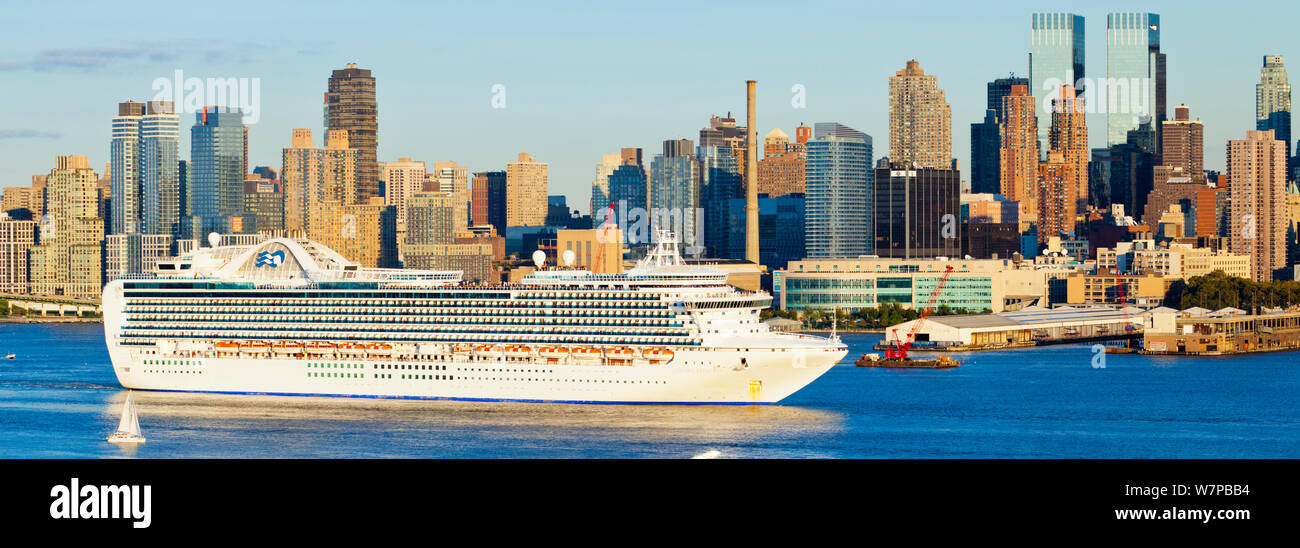 Vue panoramique de paquebot de croisière de luxe en face de Manhattan à travers le fleuve Hudson, New York, USA Octobre 2011 Banque D'Images