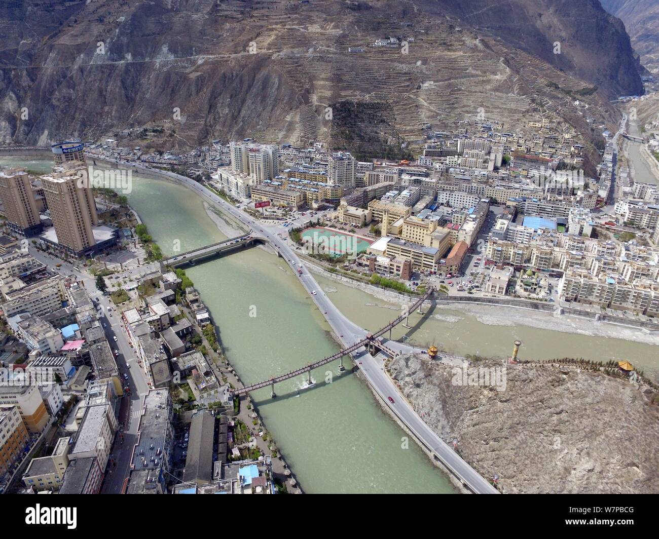 Vue aérienne de maisons le long de la rivière Minjiang reconstruit dans le comté de Wenchuan touchés par le séisme du Sichuan le 12 mai à Aba tibétain et Qiang Auton Banque D'Images
