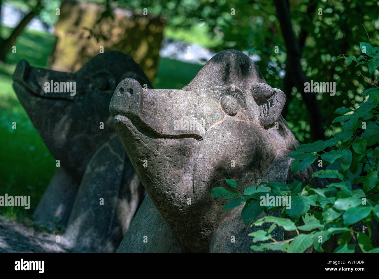 Berlin-Marzahn, Allemagne- Juillet 18, 2019 : sculptures en pierre d'un sanglier dans un parc Banque D'Images