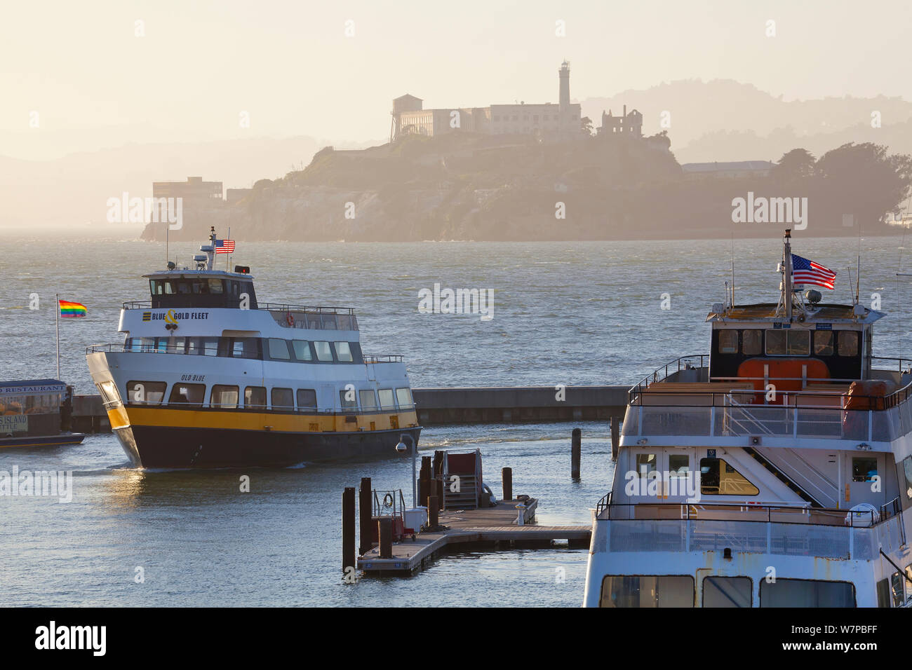 L'île d'Alcatraz, vu derrière ferries au crépuscule, San Francisco, Californie, USA, Juin 2011 Banque D'Images