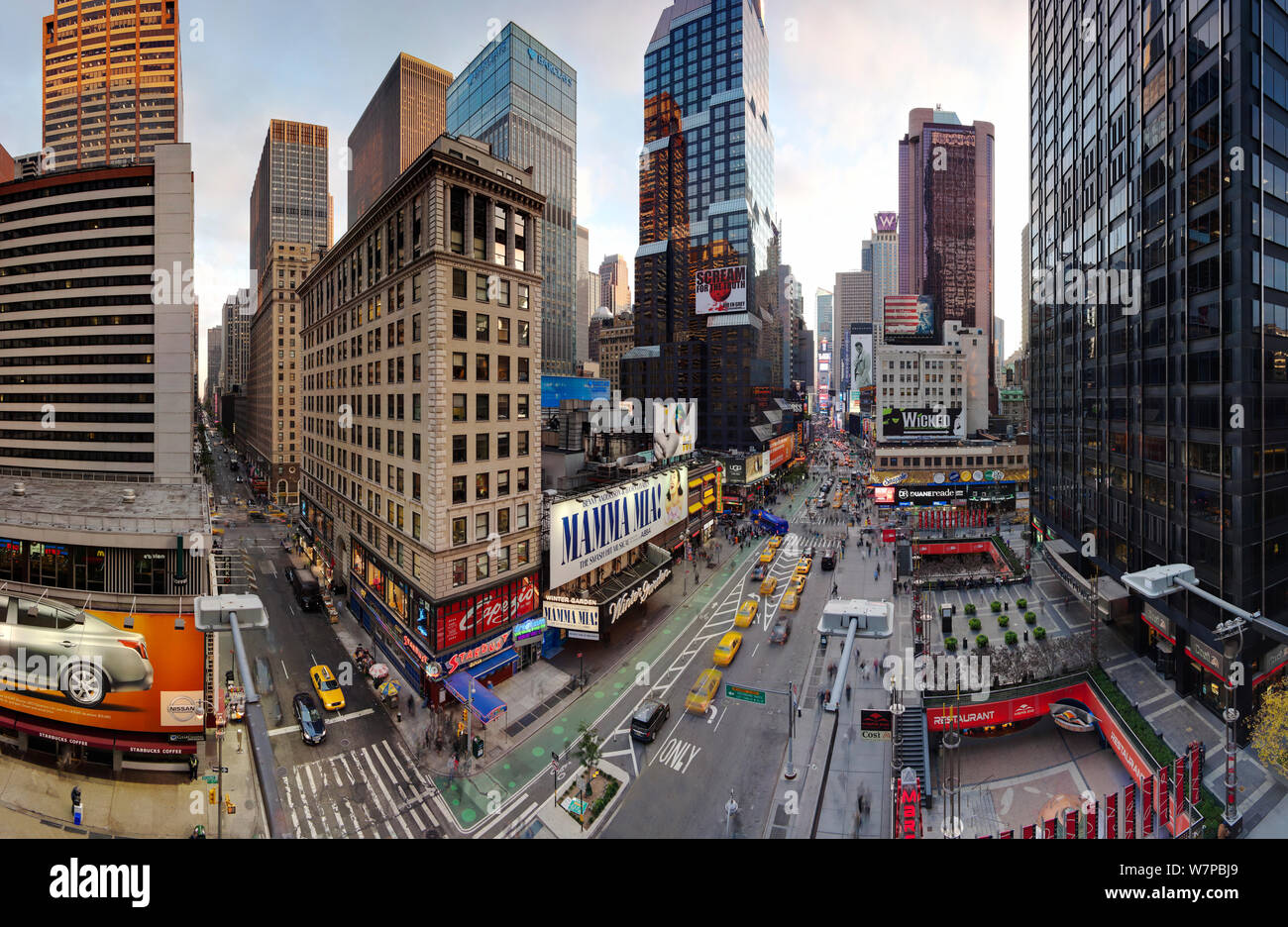 Vue grand angle de Broadway à Times Square, à Manhattan, New York, USA 2011 Banque D'Images