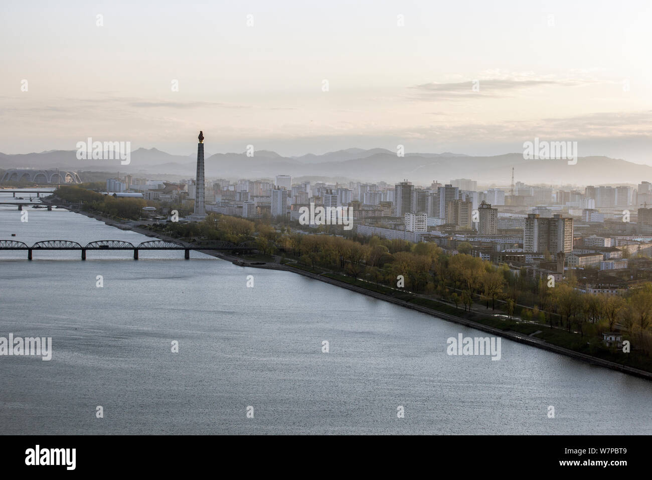 Des toits de la ville de Pyongyang en capital et du fleuve Taedong, République populaire démocratique de Corée (RPDC), la Corée du Nord, 2012 Banque D'Images