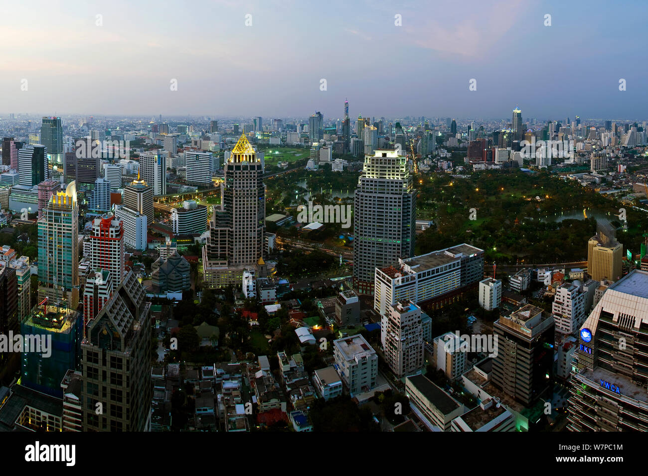 Elavated vue sur les toits de la ville de Bangkok, Bangkok, Thaïlande, 2010 Banque D'Images