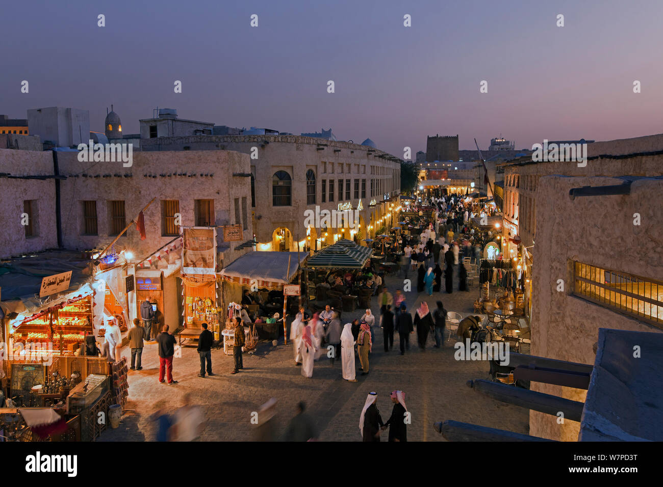 Le souq Waqif restauré au crépuscule avec la boue rendus boutiques et des poutres en bois apparentes, Doha, Qatar, Péninsule Arabique, 2011 Banque D'Images