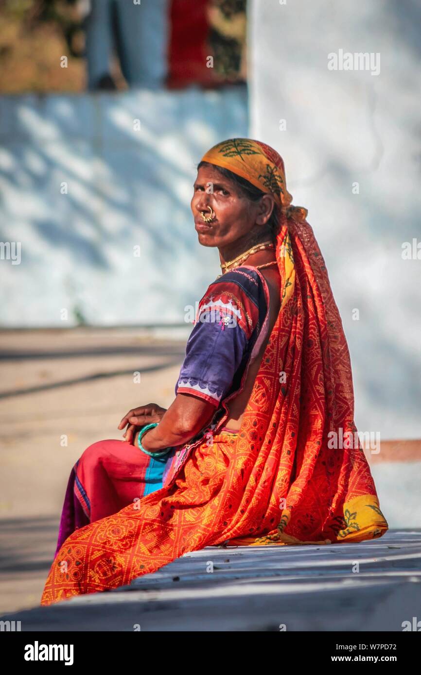 Une vieille femme en vêtements traditionnels à l'Hampi bazaar Street, Hampi Karnataka Banque D'Images