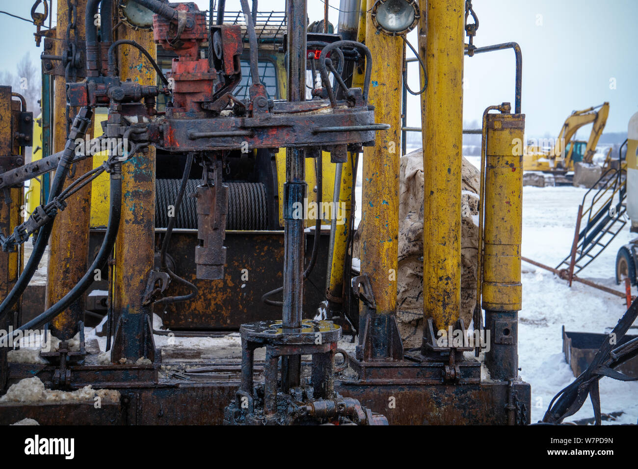 Workover rig travaillant sur un puits déjà forés de la tentative de restauration de la production grâce à la réparation. Tonique Banque D'Images