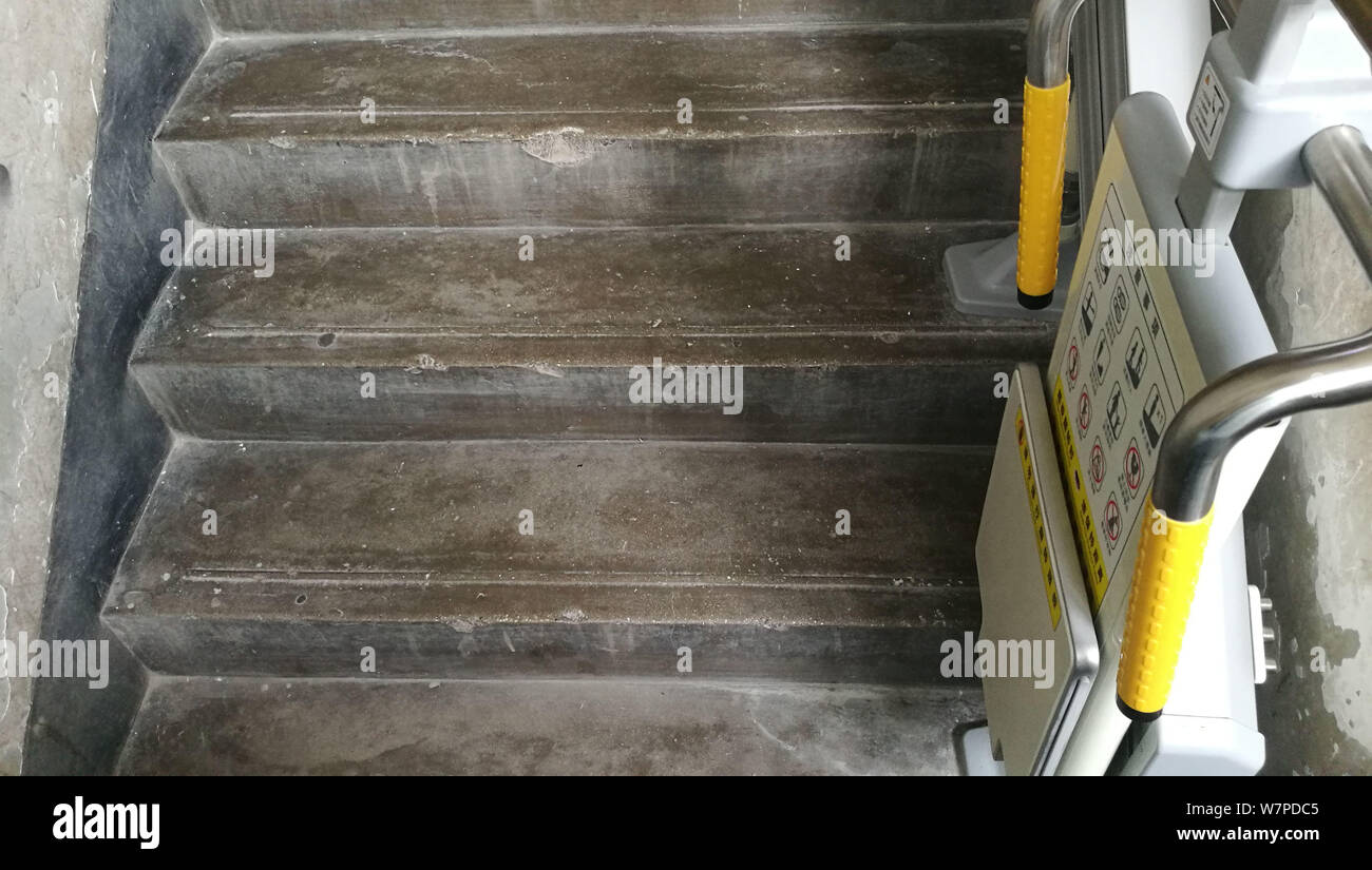 Vue d'une plate-forme de levage fixé à un escalier dans un immeuble résidentiel à Beijing, Chine, 21 juin 2017. Monte-escaliers ont été installés en residenti Banque D'Images