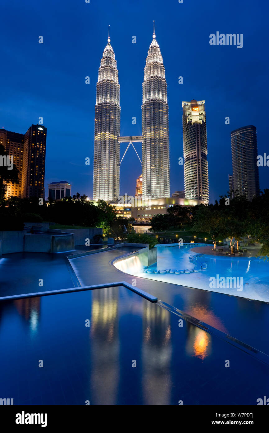 Tours Petronas dans la nuit - Histoire 88 tours en acier avec une hauteur de 451,9 mètres - le symbole iconique de KLCC (Kuala Lumpar Centre-ville) le développement urbain complexe, Selangor, Malaisie 2008 Banque D'Images