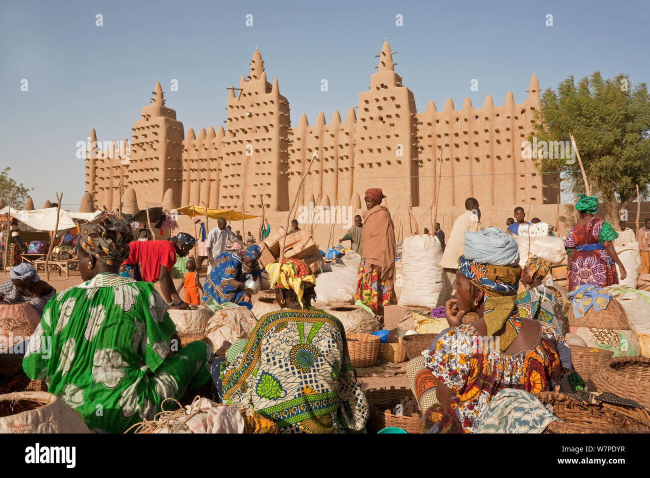 Marché local à l'extérieur de la Mosquée de Djenné, la plus grande structure de boue dans le monde, Djenné est un site du patrimoine mondial de l', Delta Intérieur du Niger, région de Mopti, Mali 2006 Banque D'Images