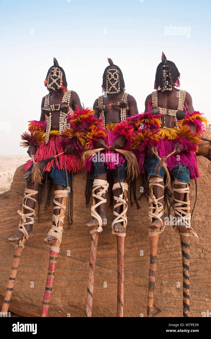 Les danseurs Dogon traditionnel cérémonial masqué près de Bandiagara, Sangha, pays dogon, Mali, 2006 Banque D'Images