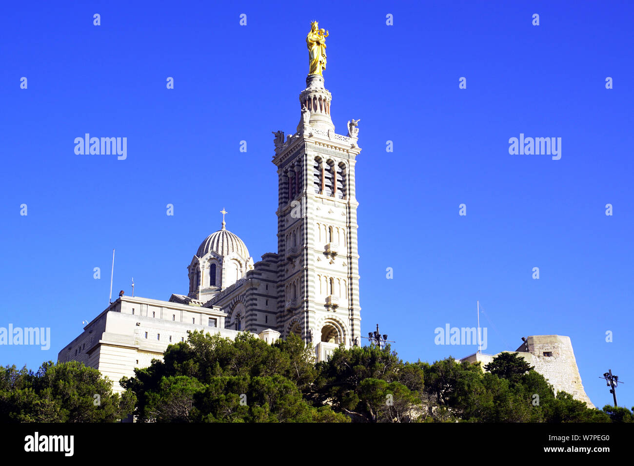 Notre Dame de la garde dans les hauteurs de Marseille, France Banque D'Images