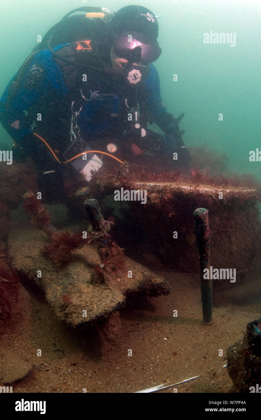 L'archéologue maritime sur l'épave du HMS Pomone, un canon de 38 frégates de la classe Leda. A coulé en 1805 sur les aiguilles. L'île de Wight, août 2011. Banque D'Images