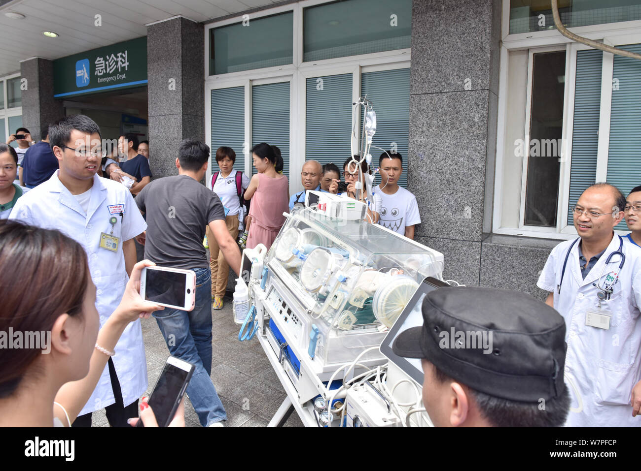 Les 38 jours qui ont sauvé l'enfant et ses parents lui-même de la deris de Xinmo village dévasté par le glissement de terrain s'est précipité à l'ouest de la Chine Deuxième Banque D'Images