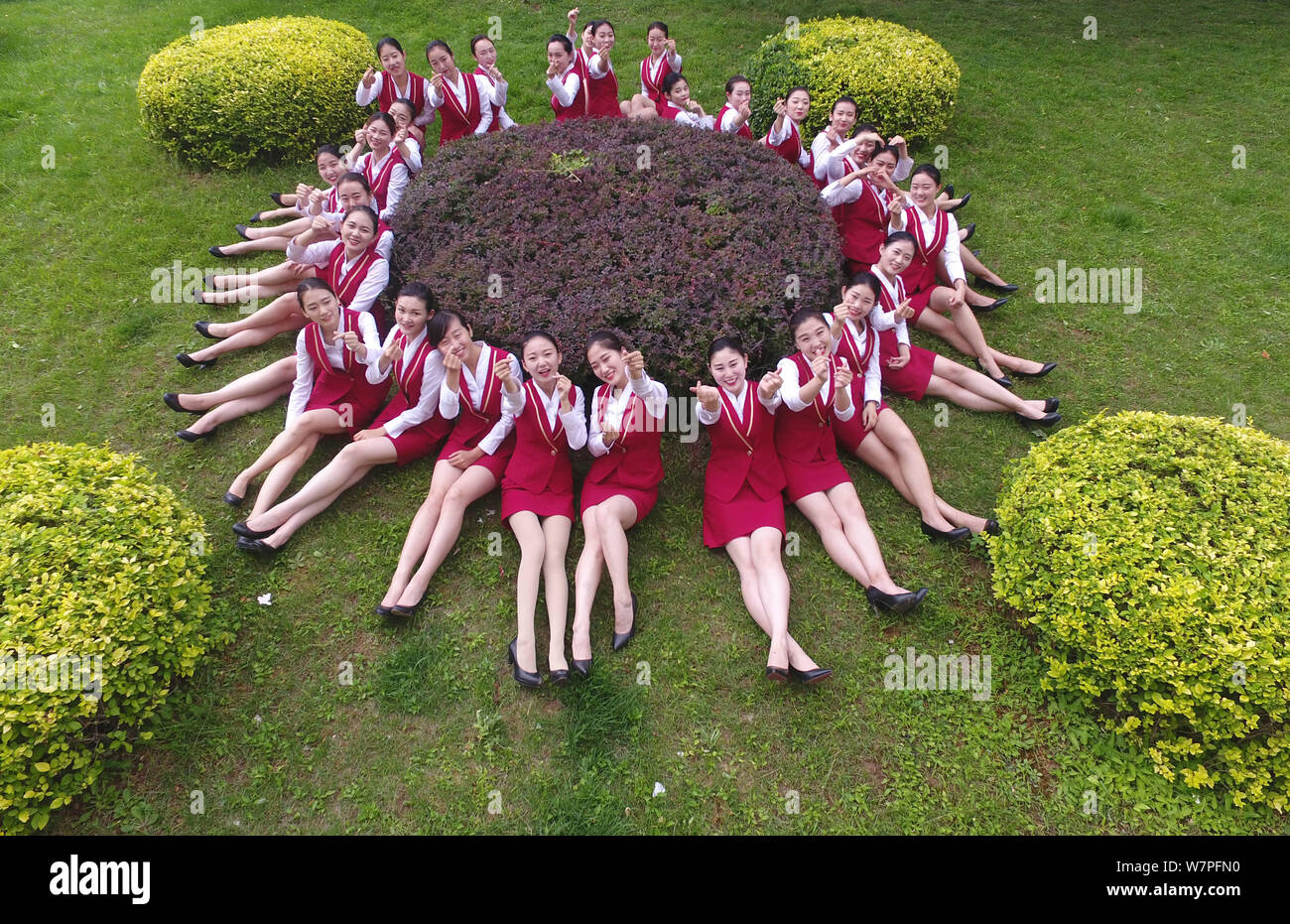 Les femmes diplômées des principaux agents de bord habillés en uniforme d'hôtesse de l'air, prendre des photos de gradation à Taiyuan city, au nord la province de Shanxi, Banque D'Images